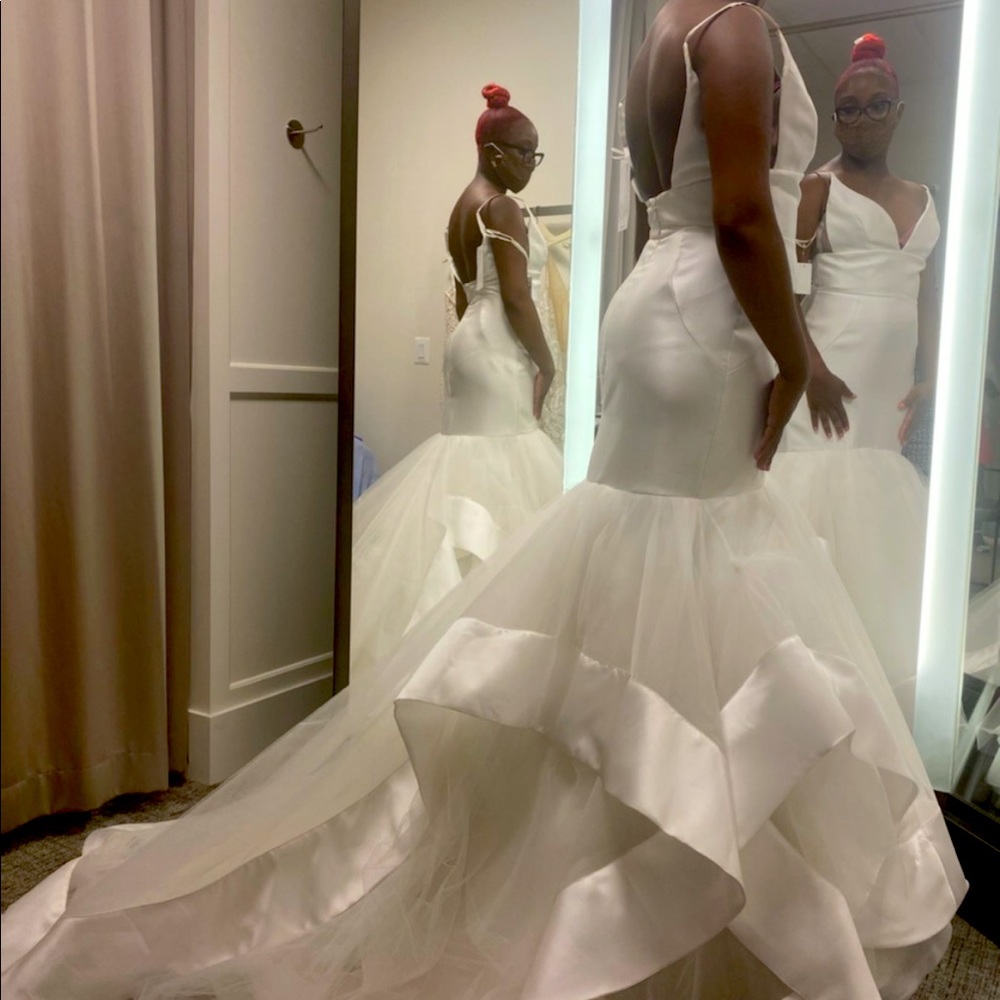 HAYLEY PAIGE TRUMPET/MEEMAID WEDDING GOWN!